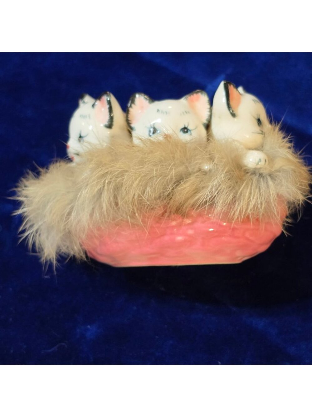 VTG 1950s Kitschy Ceramic 3 Kittens in Pink Basket Figurine Real Rabbit Fur Japa - Picture 6 of 13